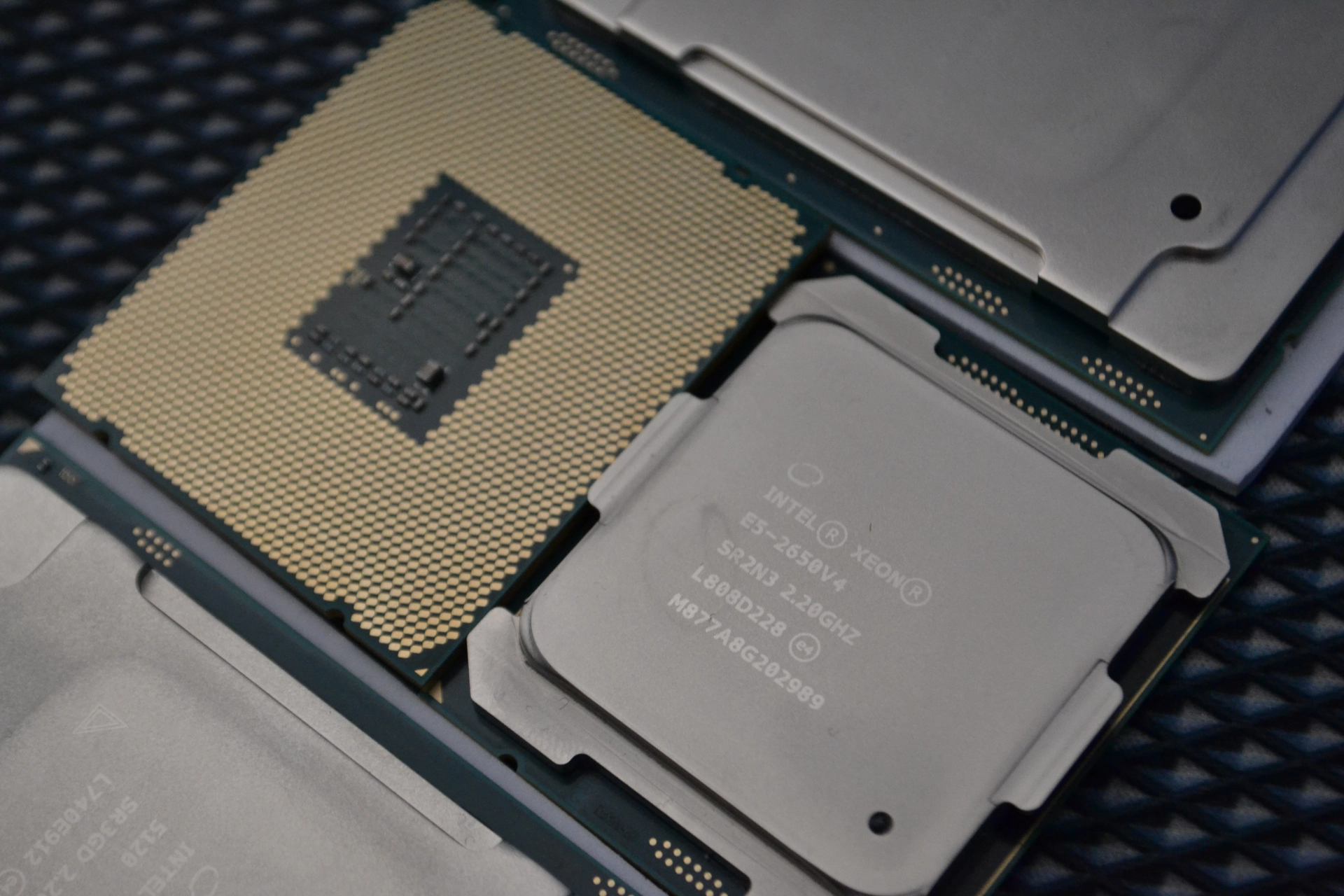 Several_Xeon_CPUs_together